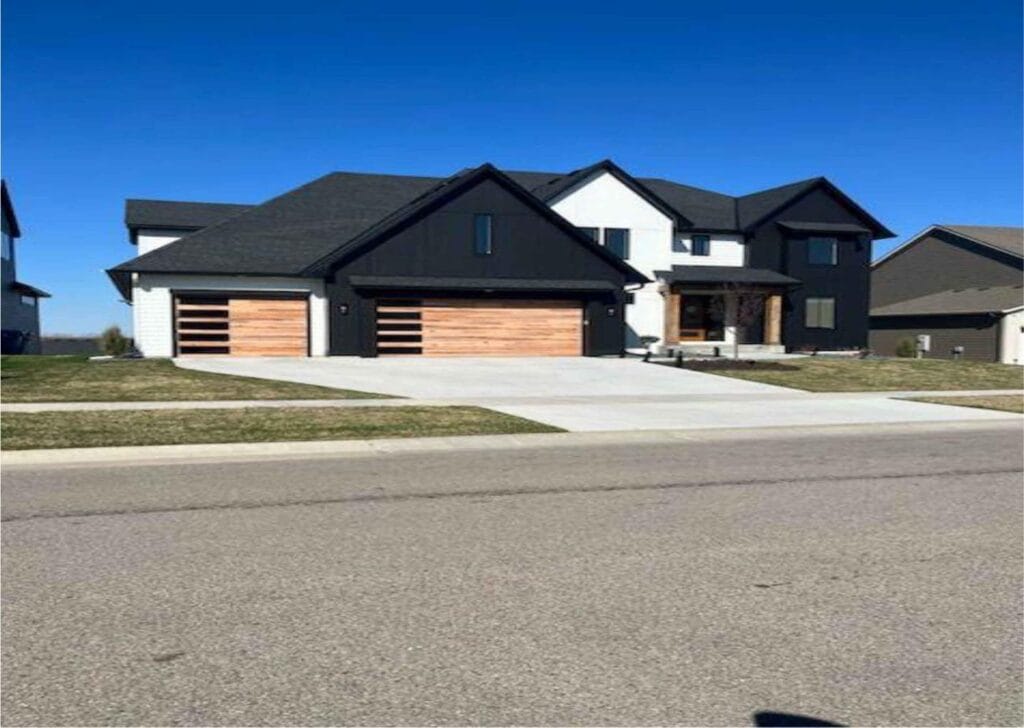 Suburban residential property with three-car garage Minnesota appraisal